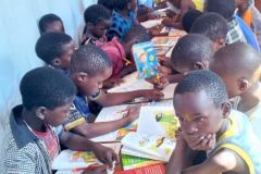 READERS-HAVING-A-CLASS-WITH-THE-LIBRARIAN1